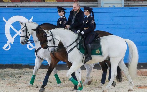 Ruský prezident Putin u příležitosti MDŽ navštívil prapor jízdní policie, po manéži se projel s krásnými strážnicemi, kůň ho ale trochu pozlobil.