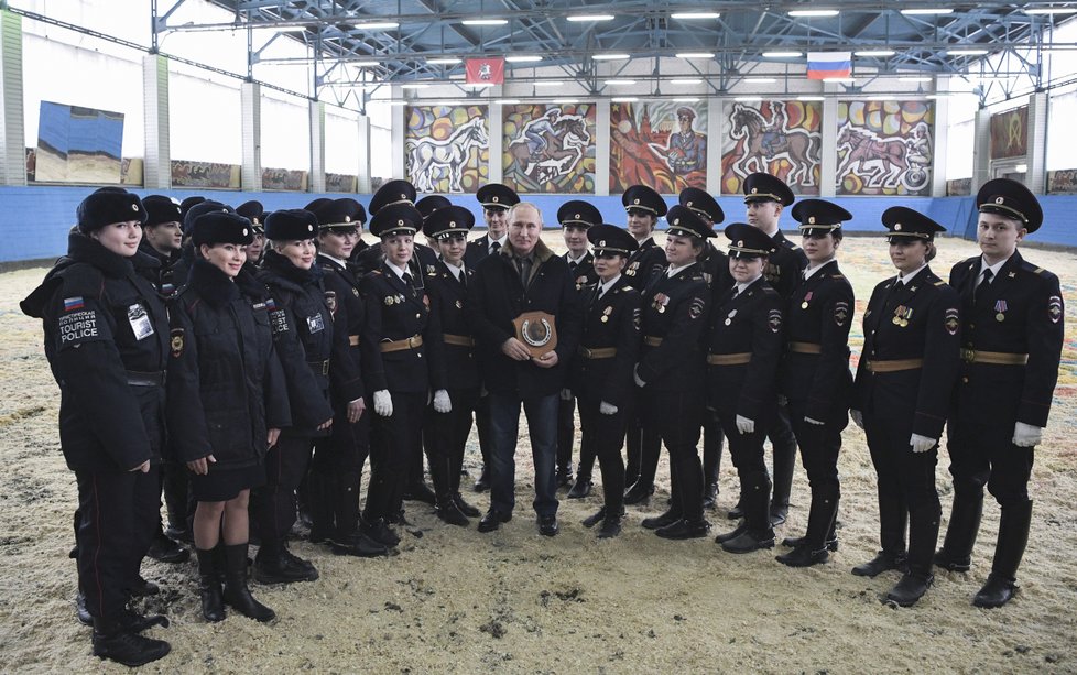 Ruský prezident Putin u příležitosti MDŽ navštívil prapor jízdní policie, po manéži se projel s krásnými strážnicemi, kůň ho ale trochu pozlobil.