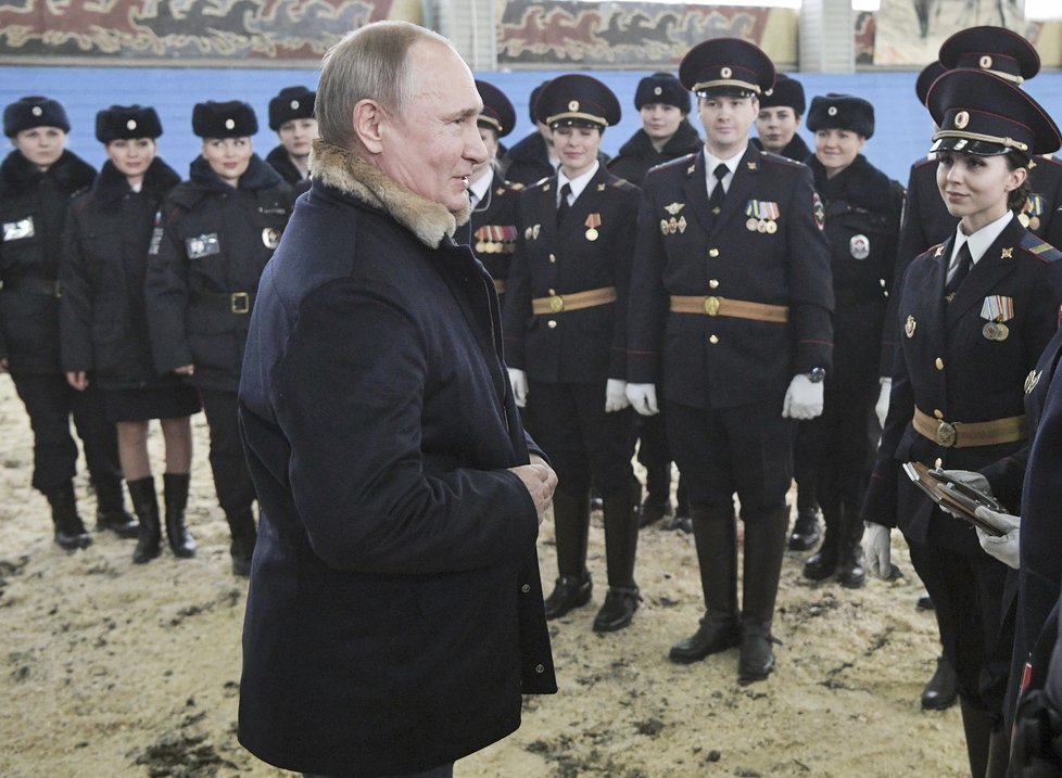 Ruský prezident Putin u příležitosti MDŽ navštívil prapor jízdní policie, po manéži se projel s krásnými strážnicemi, kůň ho ale trochu pozlobil.