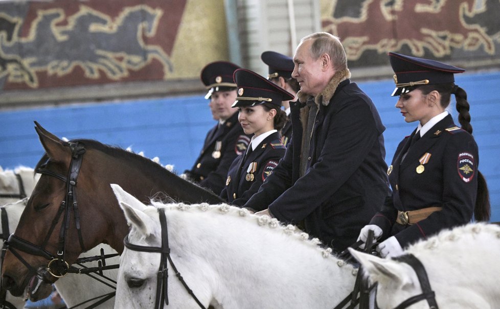 Ruský prezident Putin u příležitosti MDŽ navštívil prapor jízdní policie, po manéži se projel s krásnými strážnicemi, kůň ho ale trochu pozlobil.