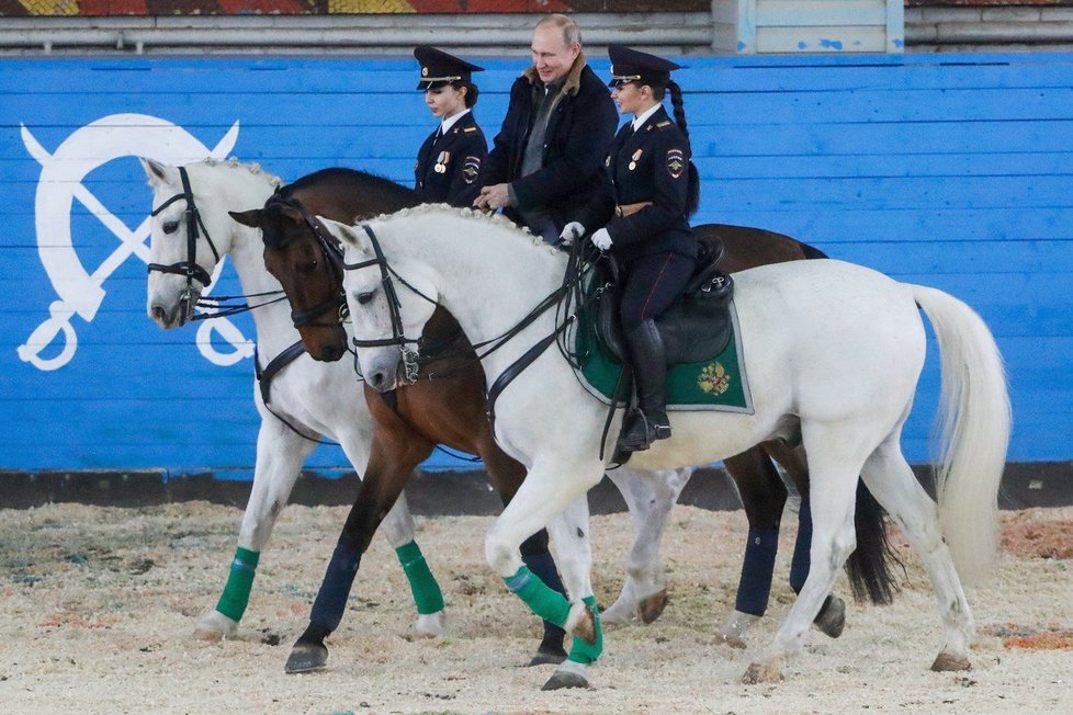 Ruský prezident Putin u příležitosti MDŽ navštívil prapor jízdní policie, po manéži se projel s krásnými strážnicemi, kůň ho ale trochu pozlobil.