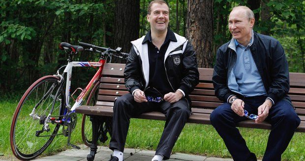 Vladimir Putin, Dmitrij Medveděv a jejich image dvou skromných chlapců, kteří řídí Rusko