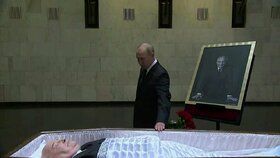 Putin se loučil s Gorbačovem (†91): Rudé růže a klanění nad otevřenou rakví