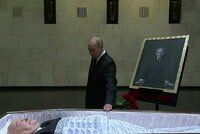 Putin se loučil s Gorbačovem (†91): Rudé růže a klanění nad otevřenou rakví. Pohřeb vynechá