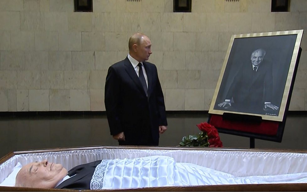 Ruský prezident Vladimir Putin nad rakví zesnulého sovětského vůdce Michaila Gorbačova (1.9.2022)