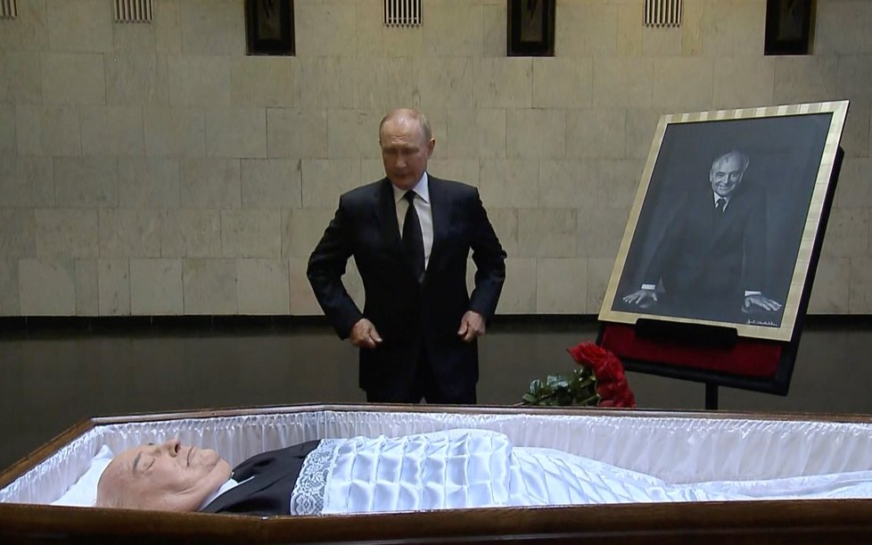 Ruský prezident Vladimir Putin nad rakví zesnulého sovětského vůdce Michaila Gorbačova (1.9.2022)