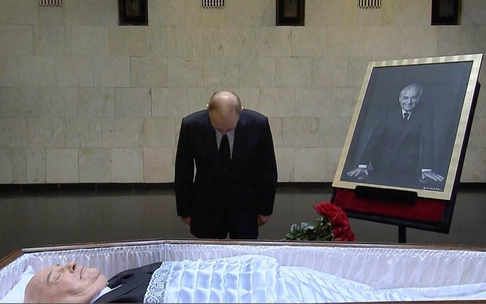 Ruský prezident Vladimir Putin nad rakví zesnulého sovětského vůdce Michaila Gorbačova (1. 9. 2022)