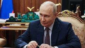 Ruský prezident Vladimir Putin během jednání s premiérem Michailem Mišustinem v moskevském Kremlu (19. 10. 2026)