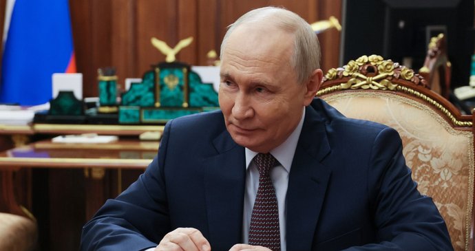 Ruský prezident Vladimir Putin během jednání s premiérem Michailem Mišustinem v moskevském Kremlu (19. 10. 2026)