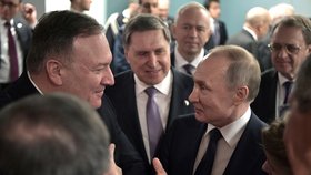 Ruský prezident Vladimír Putin a americký ministr zahraničí Mike Pompeo na berlínské konferenci o Libyi. (19. 1. 2020)