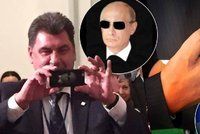 Idol Zemanova poradce? Fotografii drsného Putina nosí pořád u sebe