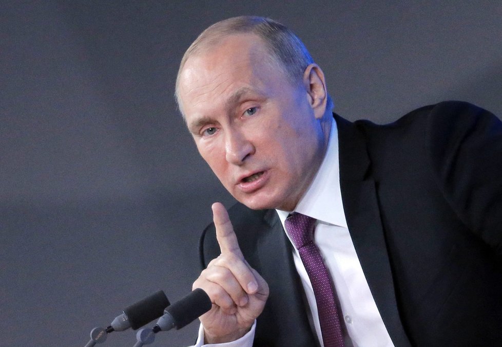 Vladimir Putin se na tiskové konferenci pustil do muže po obrně.