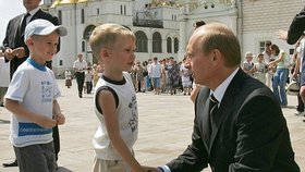 Putin s malým chlapcem, kterého políbil na břicho.