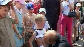 Putin líbá chlapce na břísko, v Rusku klip nevyvolal žádný údiv, ale západní média psala o Putinovi jako o pedofilovi.