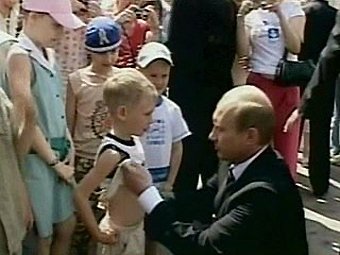 Putin svléká tričko malému chlapci