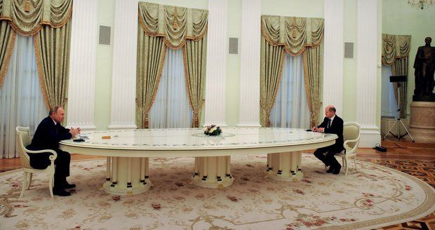 Tajemství Putinova obrovského stolu: Nechal ho vyrobit Jelcin, stál majlant a teď baví internet