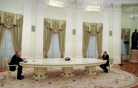 Tajemství Putinova obrovského stolu: Nechal ho vyrobit Jelcin, stál majlant a teď baví internet