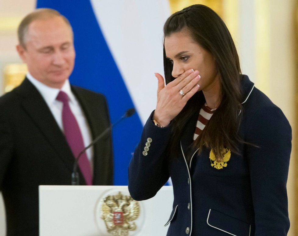 Vladimir Putin a tyčkařka Jelena Isinbajevová, která oplakala zákaz účasti na olympiádě v Riu.