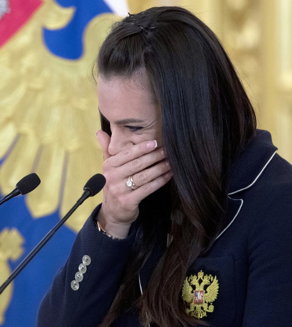 Tyčkařka Jelena Isinbajevová, která oplakala zákaz účasti na olympiádě v Riu.