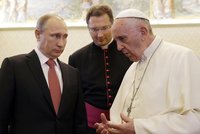 Papež káral ruského prezidenta: Putinovi dal anděla, který poráží války