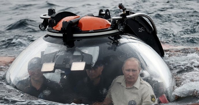Vladimir Putin se na Krymu potopil v batyskafu na dno Černého moře