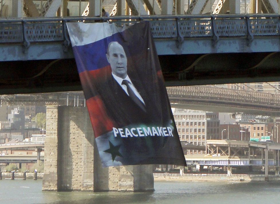 Portrét Vladimira Putina, který visel na mostě v New Yorku.