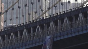Portrét Vladimira Putina, který visel na mostě v New Yorku.