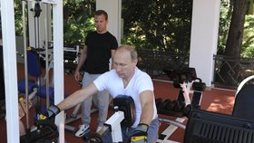 Vladimir Putin posiluje ve své soukromé tělocvičně.