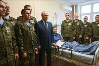 Putinova bizarní návštěva vojenského špitálu: Jeden zraněný na lůžku, zbytek v maskáčích