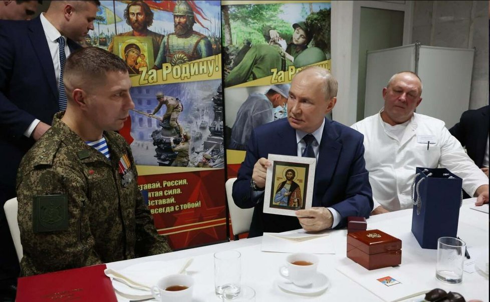 Putinova návštěva ve vojenské nemocnice Mandryka (říjen 2025) Putinova návštěva ve vojenské nemocnice Mandryka (říjen 2025)