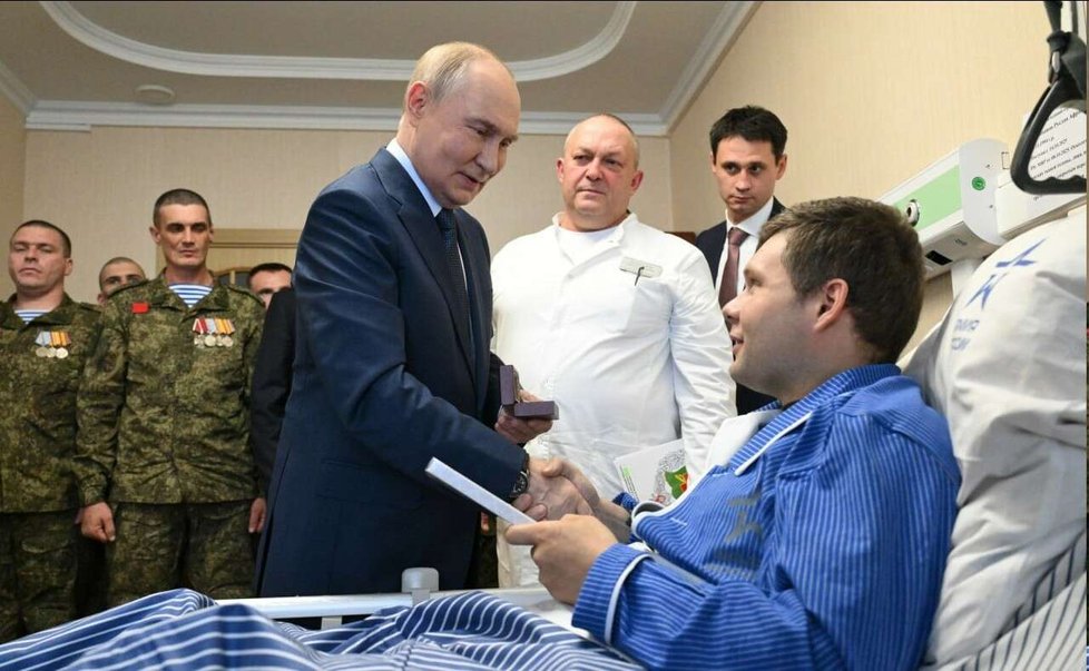 Putinova návštěva ve vojenské nemocnice Mandryka (říjen 2025) Putinova návštěva ve vojenské nemocnice Mandryka (říjen 2025)