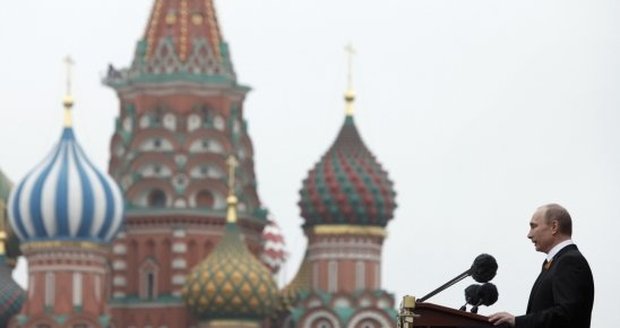 Ruský prezident Putin na Rudém náměstí, kde o víkendu policisté zatkli 10 lidí při vzpomínkové akci na okupaci Československa