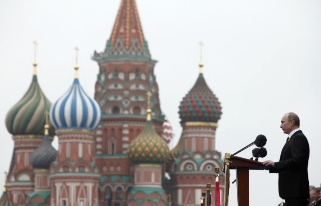 Ruský prezident Putin na Rudém náměstí, kde o víkendu policisté zatkli 10 lidí při vzpomínkové akci na okupaci ČSSR.