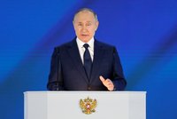 Putin vyzval Rusy k očkování. Před hosty bez roušek ohlásil přídavky na děti a tepal Západ