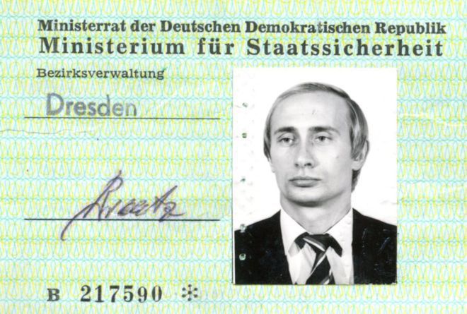 V německém archivu se našla Putinova průkazka tajné policie Stasi.