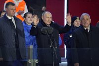 „Rozvíjíme se a kráčíme ruku v ruce.“ Putin slavil na Rudém náměstí a pochvaloval si anexi