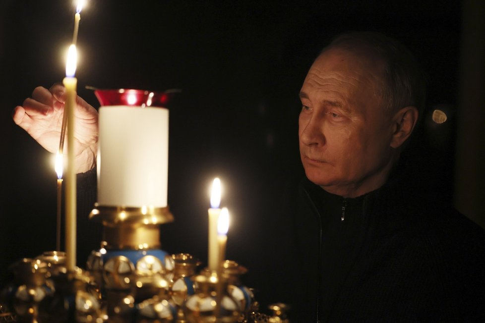 Vladimir Putin zapálil svíčky za zemřelé při teroristické útoku v Moskvě.