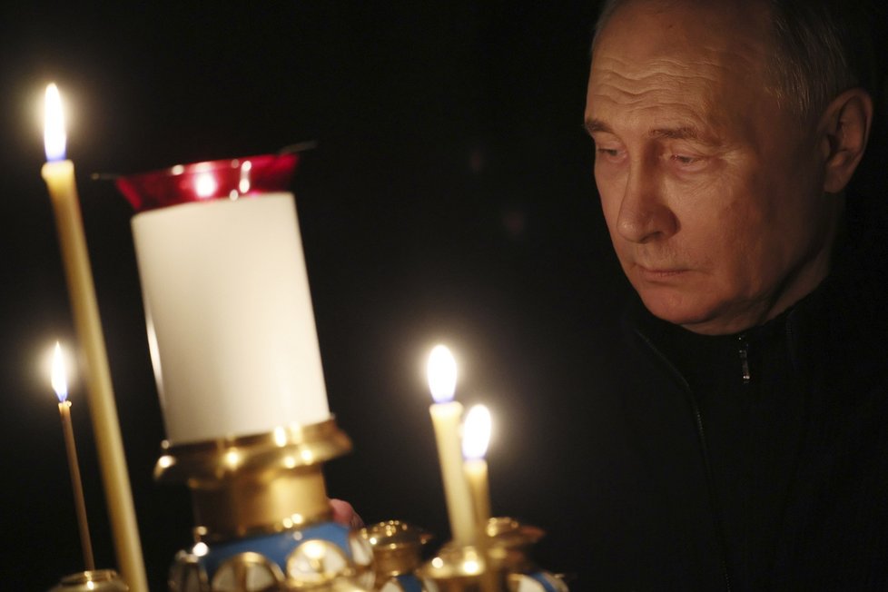 Vladimir Putin zapálil svíčky za zemřelé při teroristické útoku v Moskvě