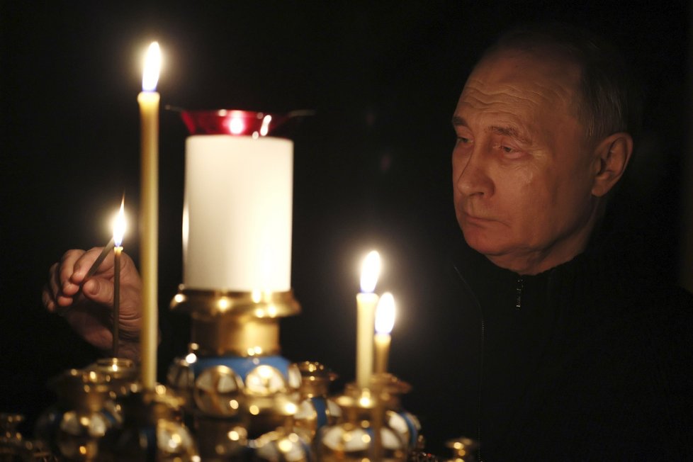 Vladimir Putin zapálil svíčky za zemřelé při teroristické útoku v Moskvě