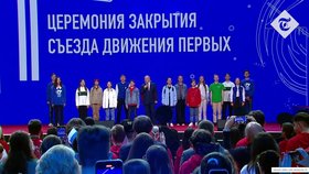 Vladimir Putin si s mládeží zazpíval ruskou státní hymnu.