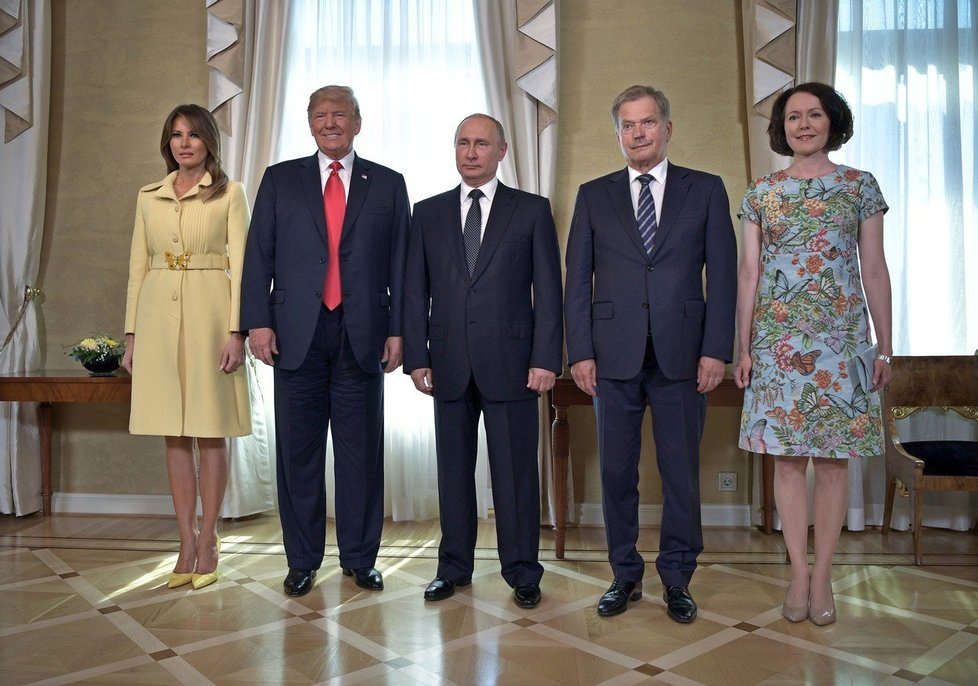 Putin často působí jako kůl v plotě, na snímku s finským a americkým prvním párem.