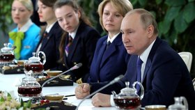 Ruský prezident Vladimir Putin při rozhovoru s letuškami Aeroflotu (5.3.2022)