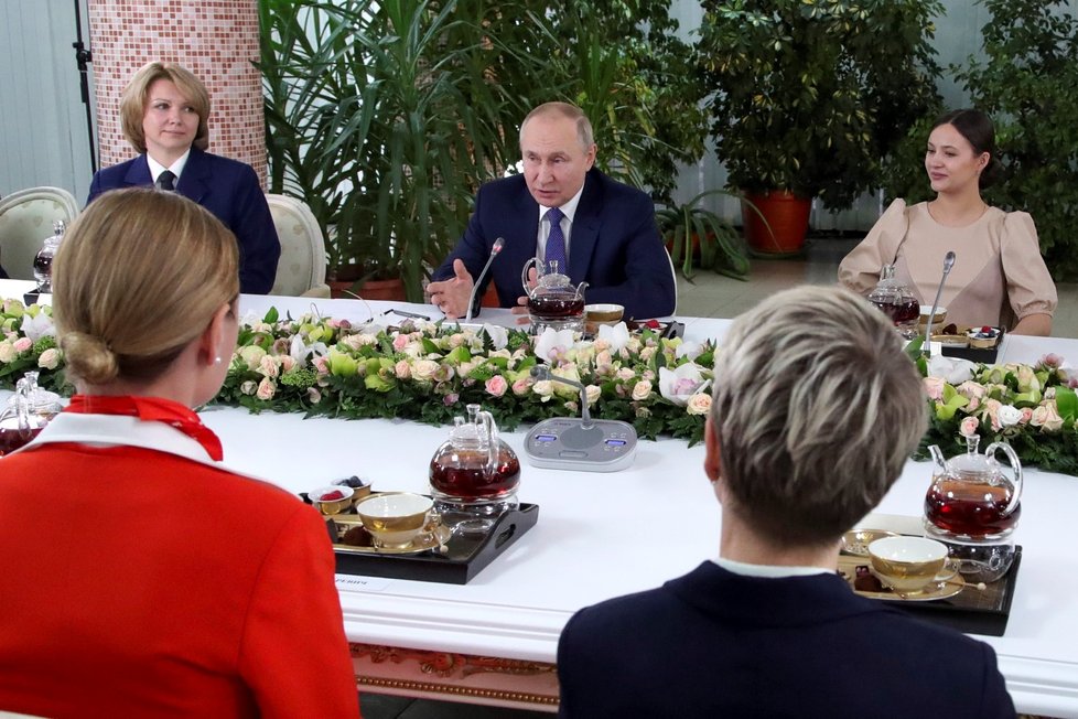 Ruský prezident Vladimir Putin při rozhovoru s letuškami Aeroflotu (5.3.2022)