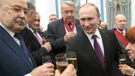 Ruský prezident Vladimir Putin během ceremoniálu v Kremlu, kterého se účastnil i český komunista Jiří Maštálka