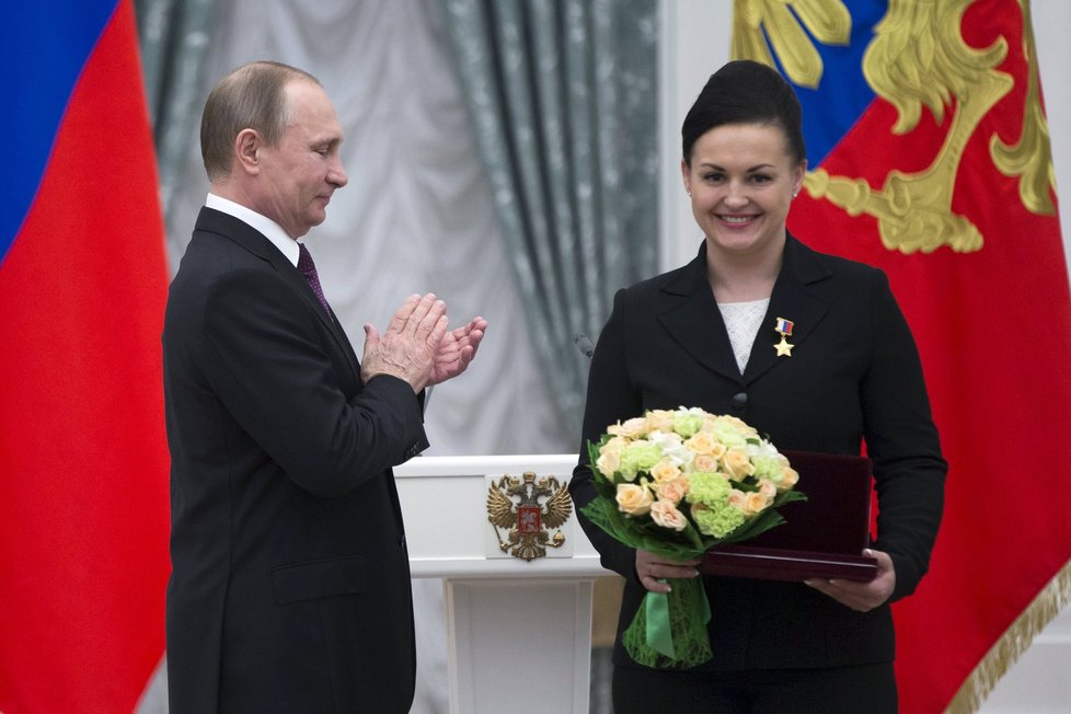 Slavnostní ceremoniál v Kremlu: Vladimir Putin a ruská kosmonautka Yelena Serova