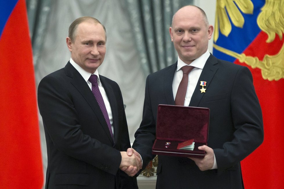 Slavnostní ceremoniál v Kremlu: Vladimir Putin a kosmonaut Oleg Artemyev