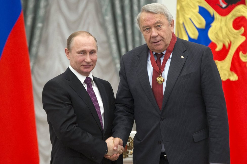 vyznamenání od Putina: Vpravo prezident ruské Akademie věd Vladimir Fortov