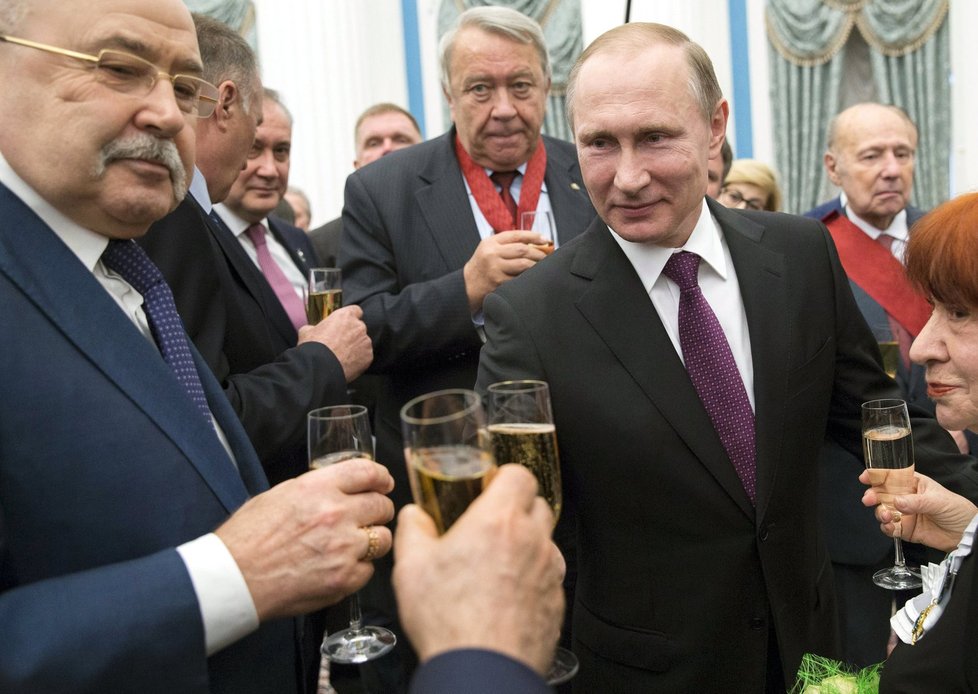 Ruský prezident Vladimir Putin během ceremoniálu v Kremlu, kterého se účastnil i český komunista Jiří Maštálka