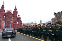 Putinova chudší přehlídka v Moskvě: Bez tanků i raket a s méně hosty. Byl to záměr?