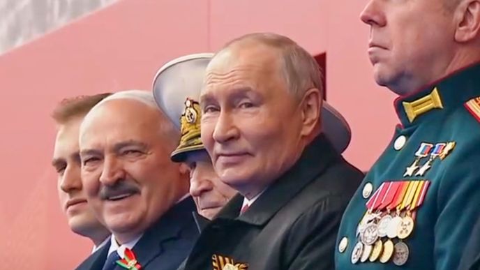 Vladimir Putin a jeho spojenec Lukašenko na přehlídce v Moskvě (9.5.2026) Vladimir Putin a jeho spojenec Lukašenko na přehlídce v Moskvě (9.5.2026)